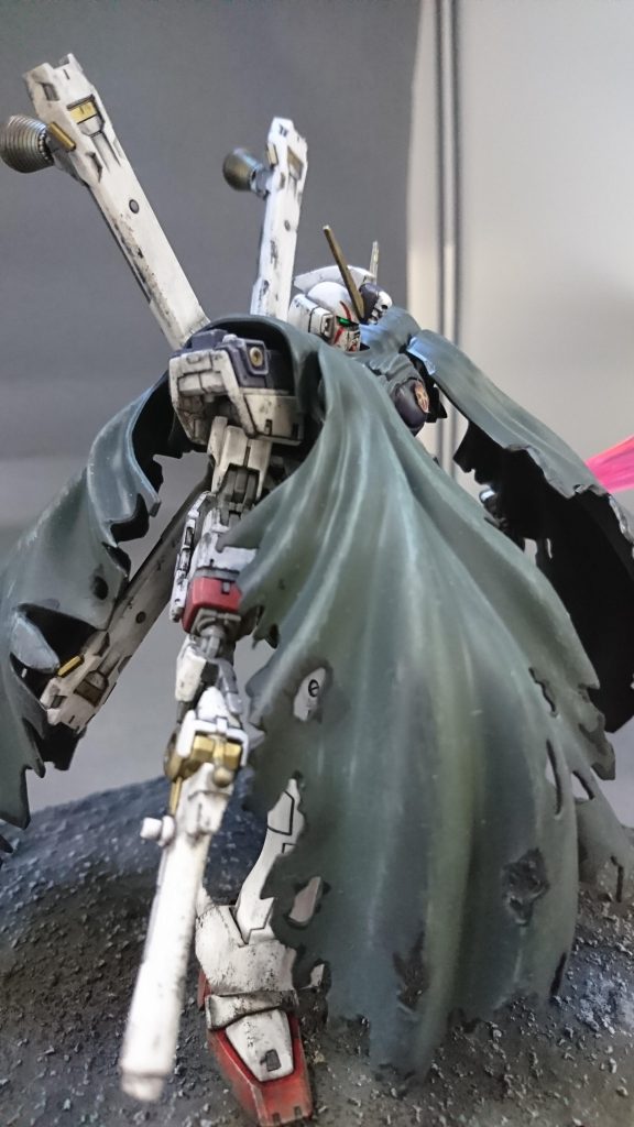 ちなみに部分塗装した場所ですが前述のバーニアの他、顔周りのライン(?)をレッドで、機体各部のオレンジイエローだったところをブルーゴールドで塗装しています。