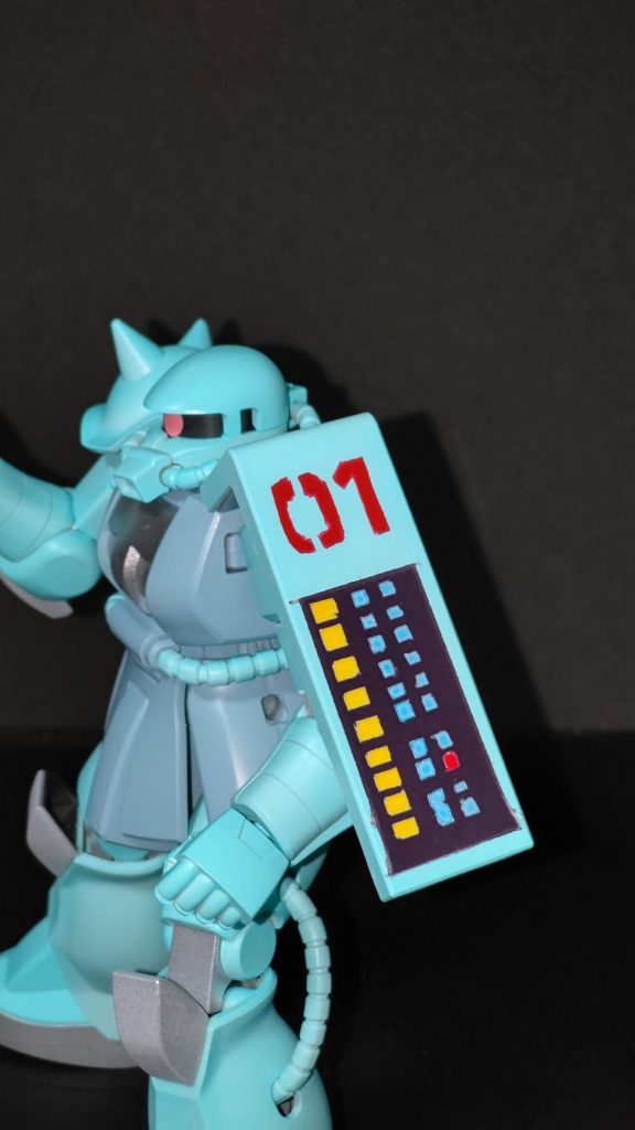 シールドにミクさんの01と、袖の模様をミクさんの袖は左手だった気がするので左右の肩を入れ替え