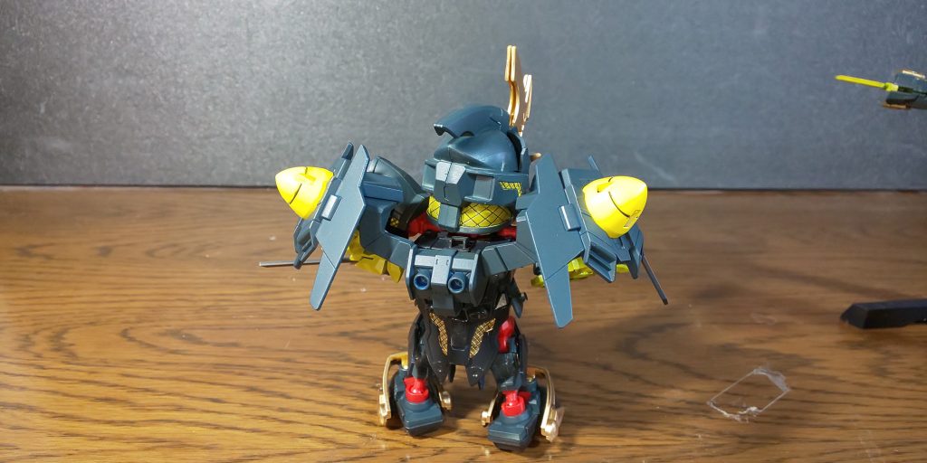 バックショット。 カラーは本体がネイビーブルー装甲がミッドナイトブルーにブラックを少々金部分はゴールドとガンダムマーカーゴールド赤はガンダムマーカーロイヤルメタレッド 黄色はなんか二色のイエローを適当にマゼマゼ エアブラシと部分部分筆塗りです。網目のマスキングがしんどかった！  