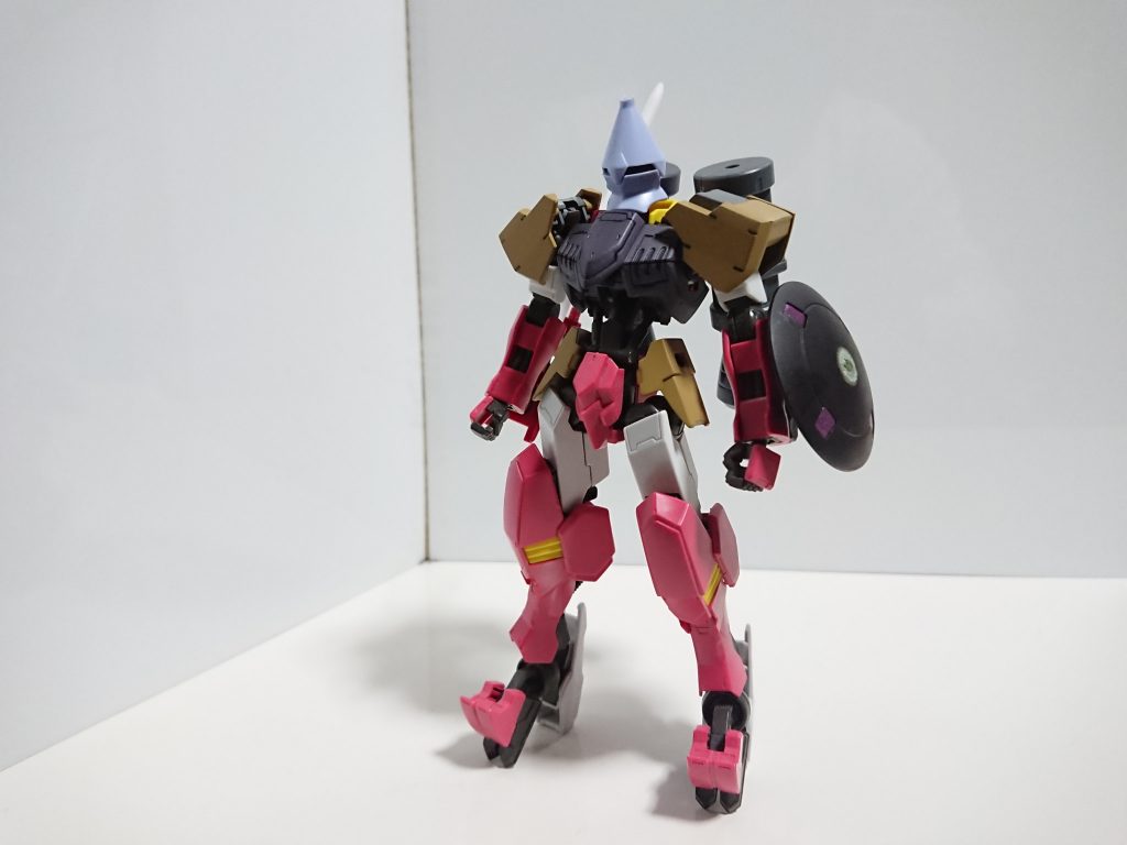 元は鉄血のジャンクでなんか作ろうと組み換えをはじめ頭が決まらなかったときにたまたま見つけたギャンバルカンの頭をつけてら思ったより良かったのでここから製作を始めました。