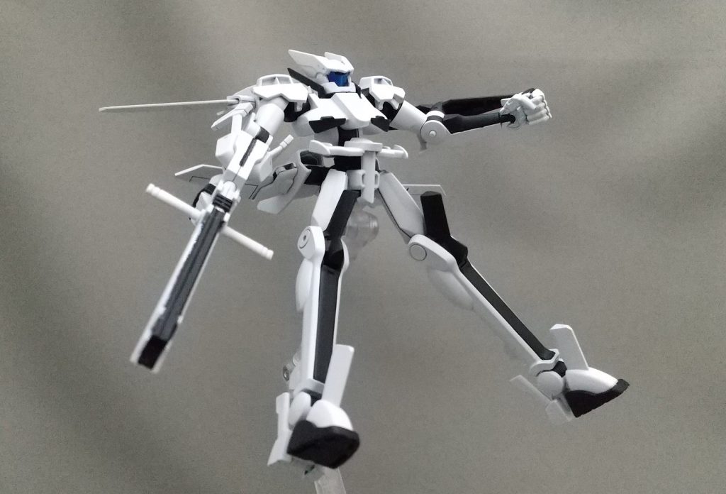 久々に可変機を組んだ気がする。変形させるのは楽しいけど塗装が剥げたときんの悲しみ。