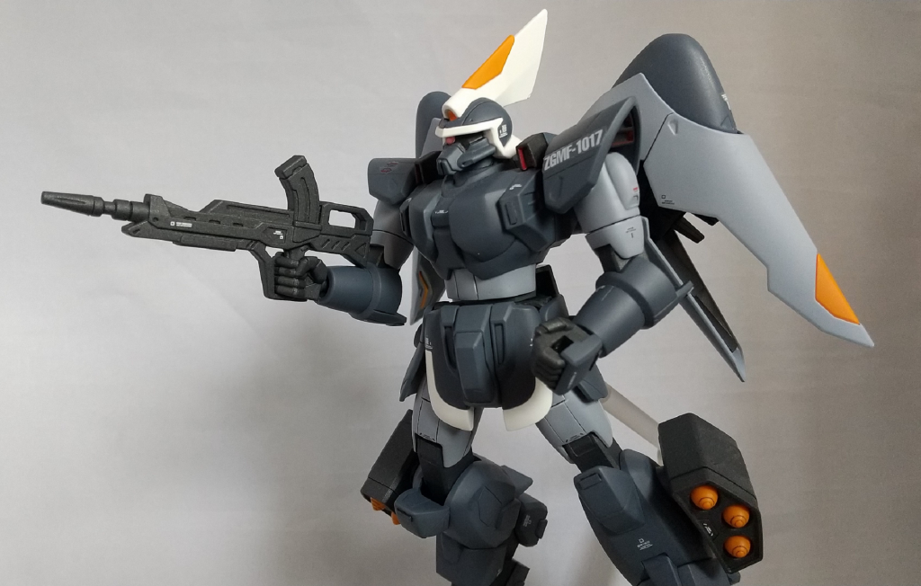 ライフルを構えて。