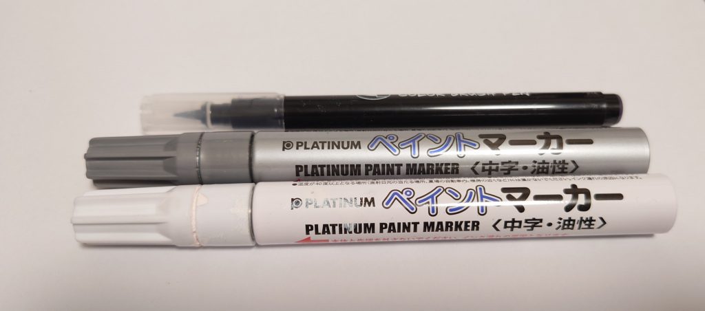それと、マーキングの塗装3周目でインクが切れた隠蔽力の薄いガンダムホワイトに変わって頑張ってくれたペイントマーカー「白」と塗装ハゲ表現でよく使う「銀」今回は少しきつめにしてみた。そしてスミ入れにカラー筆ペン。いずれも100均商品です。