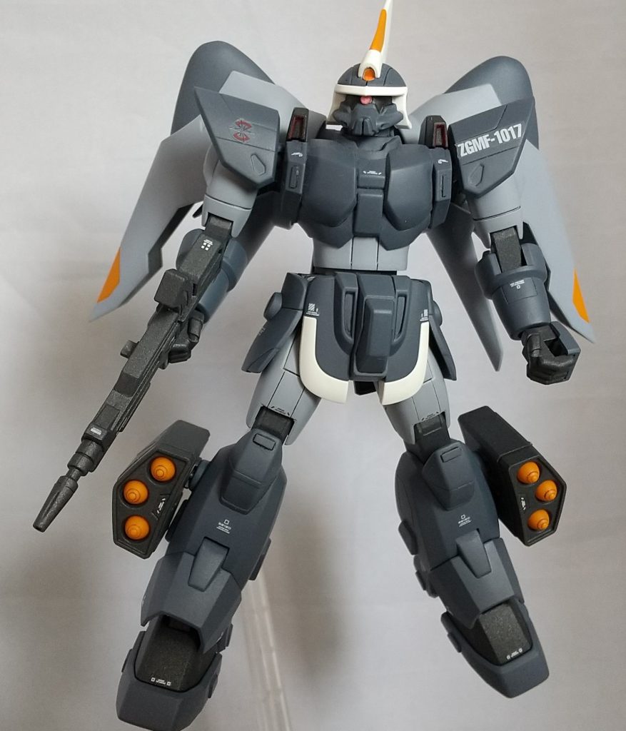 正面。モノアイはHアイズに変更。全体にデカールを貼ると情報量が増えていいですね。