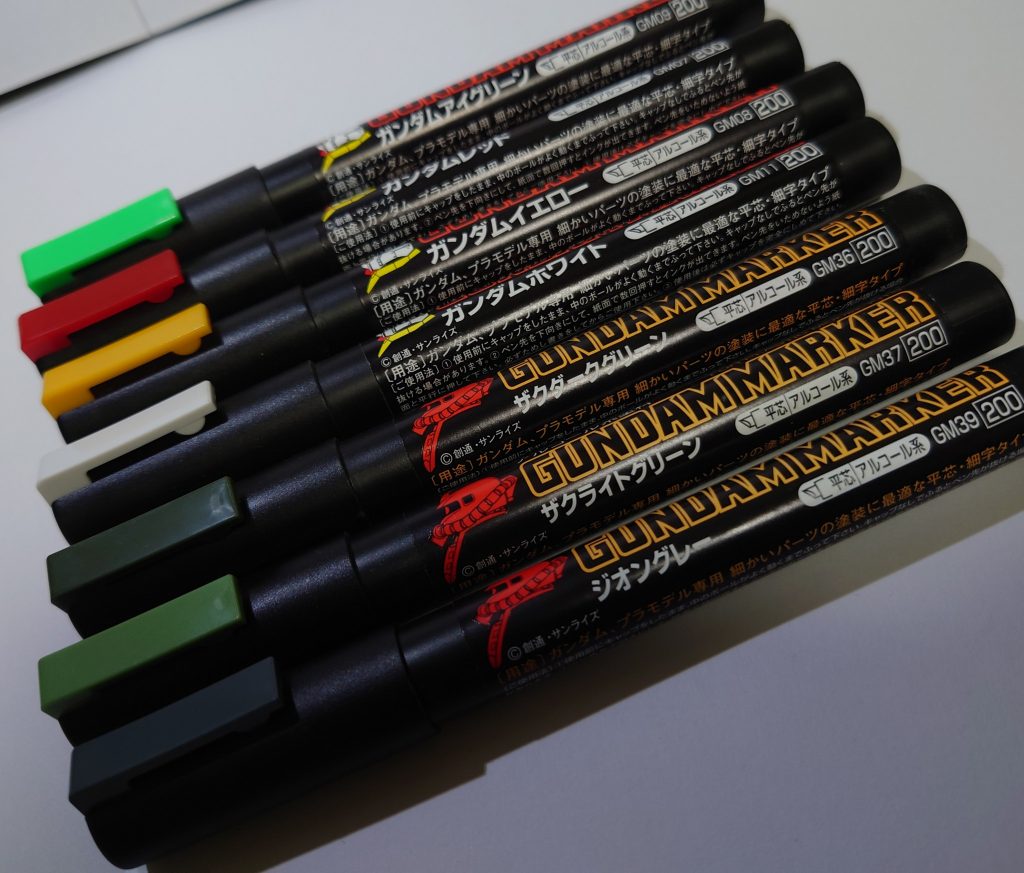 ＧＭＡＳで使ったカラー。手前からジオングレー(武器)、ザクライトグリーン(四肢、盾)、ザクダークグリーン(胴、足等)、ガンダムホワイト(マーキング)、ガンダムイエロー(スラスター内部、ケーブル系)、ガンダムレッド(シュツルムファウスト)、ガンダムアイグリーン(胴、ランドセル)。そして、写真に入れ忘れた「ガンダムメカグレー(シリンダー)」「ガンダムブラック(モノアイ)」