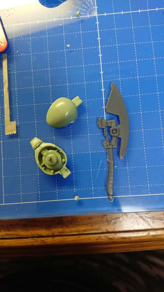 モヒカンの大元のパーツは、ＨＧＵＣガルマ専用ザクⅡに付属のヒートホーク。刃の周辺だけを使用、後頭部から生える様にすると見栄えが良くなります。