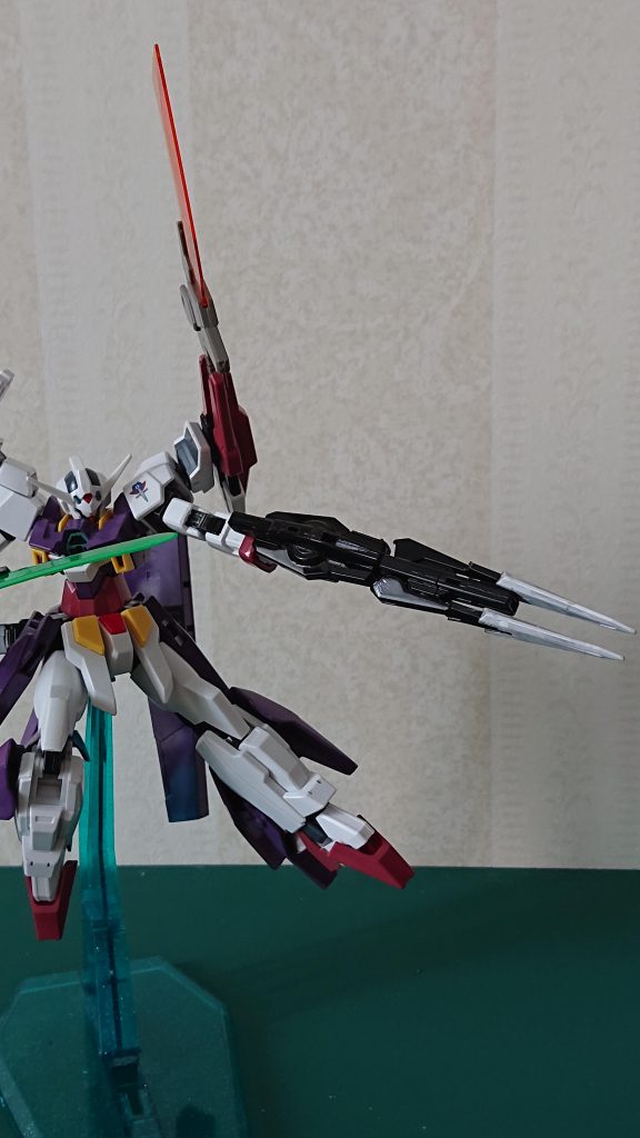 メイン射撃武器のツインソードブラスター       射撃用の武装ですが銃口の両側にある小型の剣でちょっとした近接戦闘も可能。またエネルギーを溜めてチャージショットも可能。