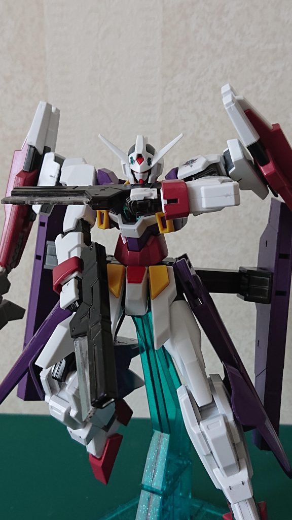 射撃、近距離武器のツインソードガン     中、近距離の射撃、近距離の敵への切りつけが可能。取り回しのいい武装。