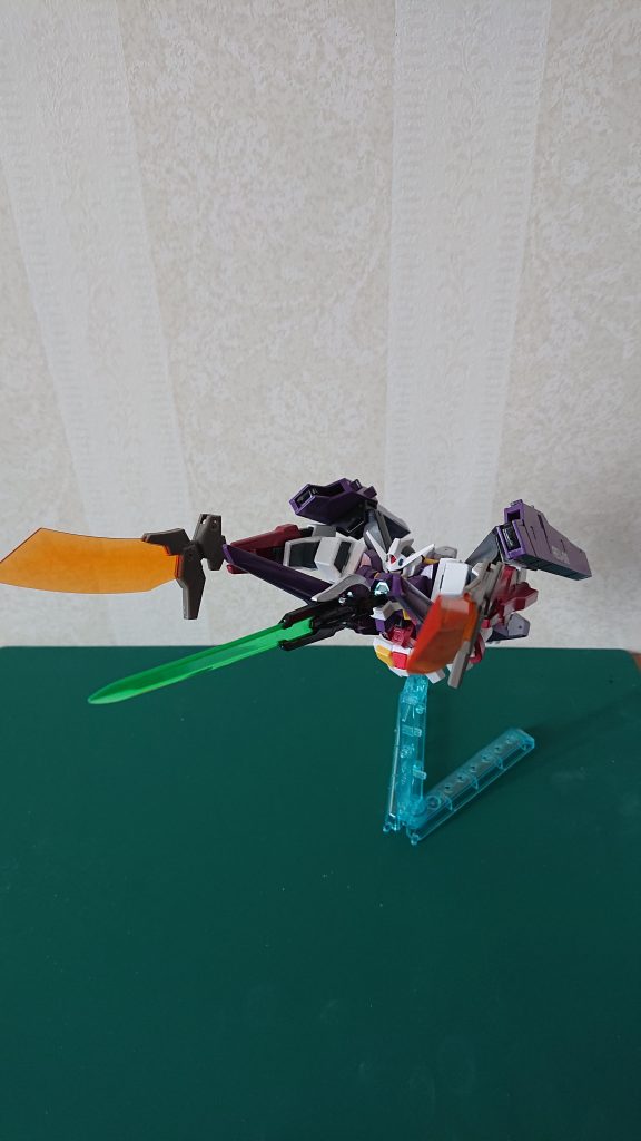 ストライダー形態  前方に突き出された3つの剣での突進を高速で行い、敵を殲滅していく。 