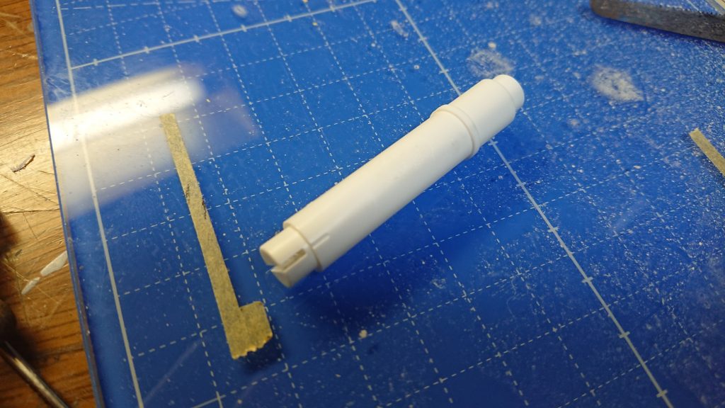 こちらは燃料タンクの大元のパーツ。ビルダーズパーツＨＤ「ＭＳタンク」の一部ですが、これを使ったのは手持ちのパーツの中で丁度よい太さの円柱状のパーツがこれしかなかったから。