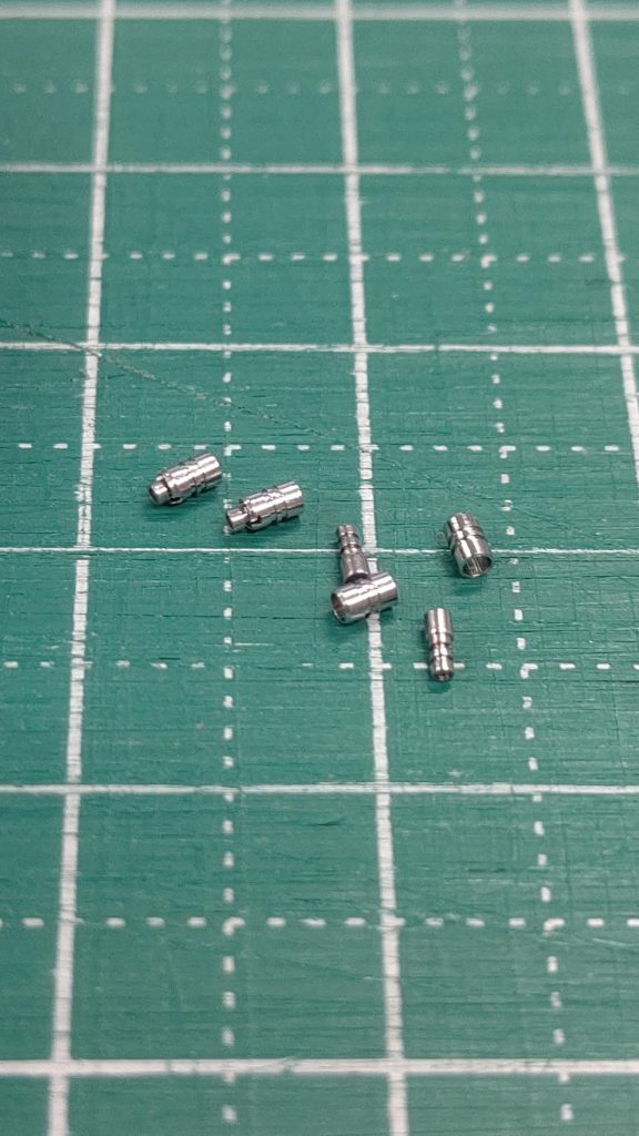 頭部に仕込んだバルカン砲老眼鏡無しには作業不可能(笑)右の4パーツを組むと左2つになります。