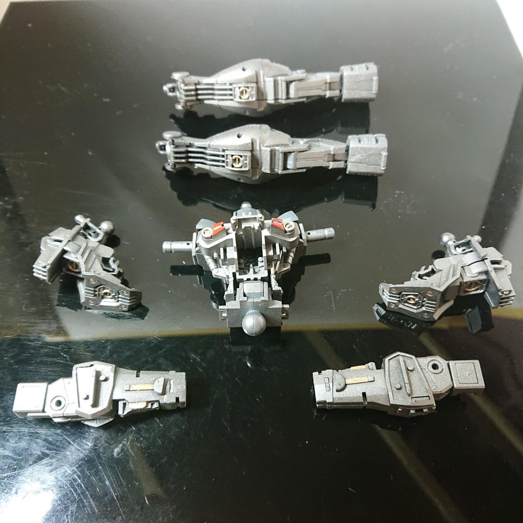 内部フレームはガンメタとメカサフスパーヘビーで塗装細かい所は4アーティストマーカーのゴールドで塗装