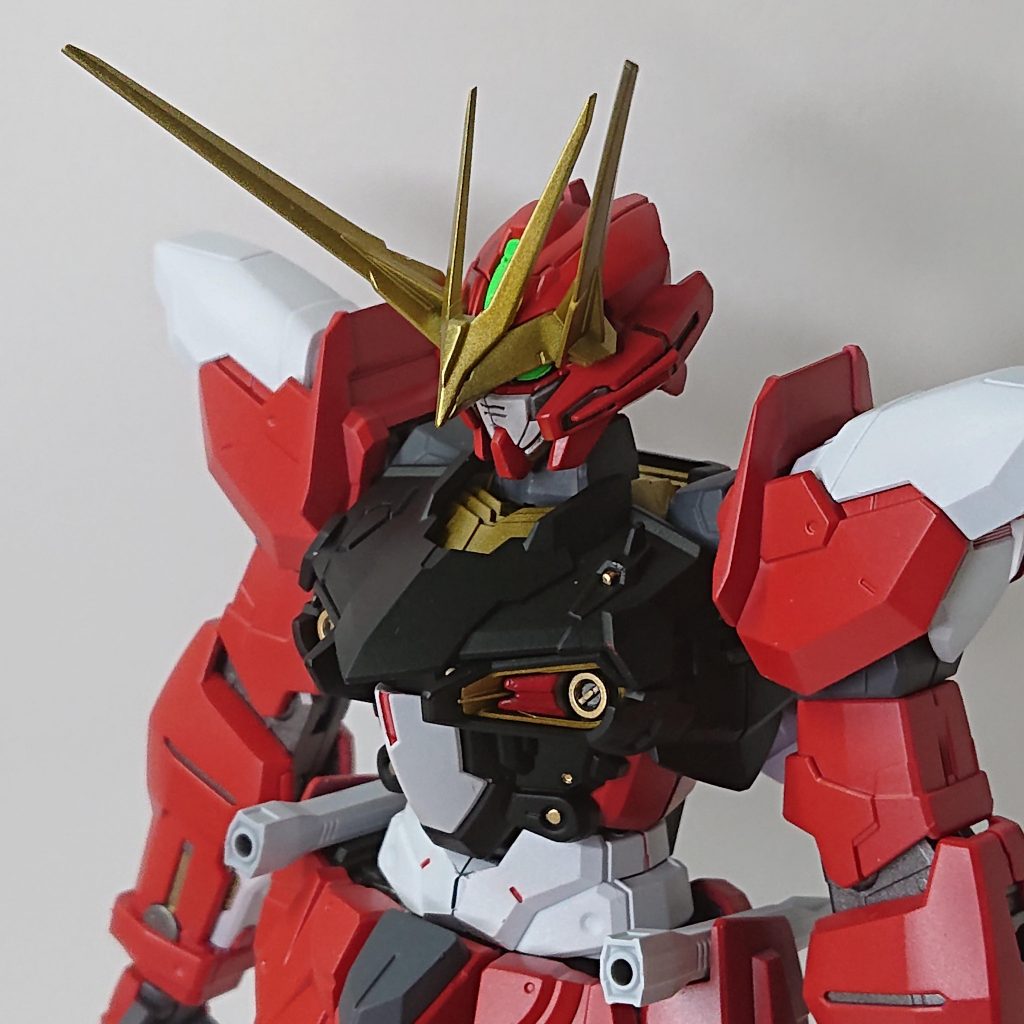 ツインアイとセンサー部分は下地に白サフを吹いてクレオスの蛍光グリーンを吹いてます