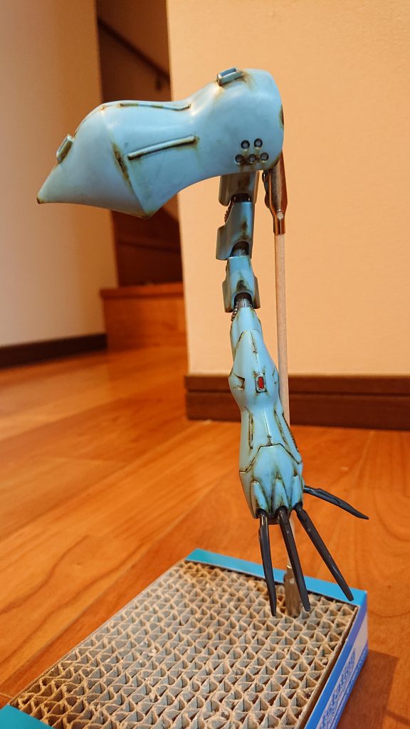 右手をウェザリングした状態です。