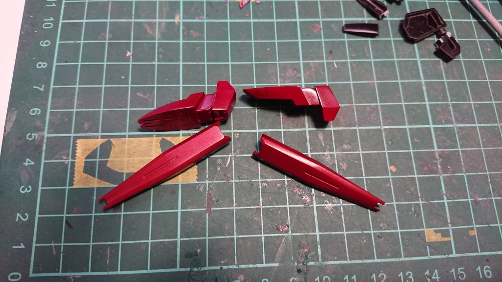 事実、同じ様に見える赤でも実は微妙に違っています。ソードファンネルにはパールが入っているのですが、果たして写真で伝わるかどうか…