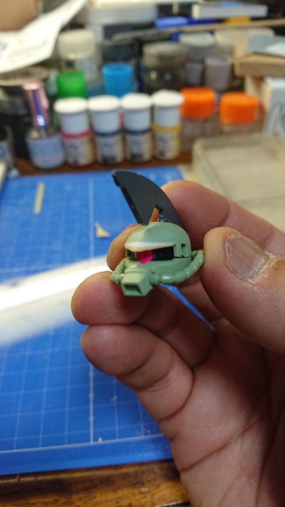 庇(？)の積層と削り込みで目付きを鋭くしています。グフみたいになったなら、それはやり過ぎ。見比べた時に、ちゃんとザクに見えるのが理想です。