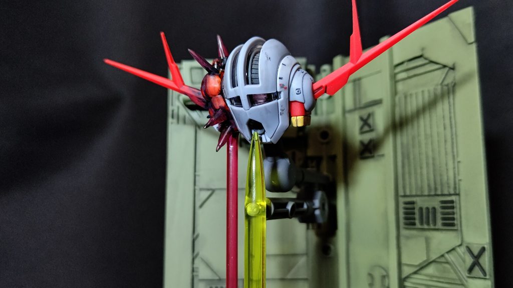 ガンダム、ジオングのアップ。RGの出来がいいのでマーキングシール、ウェザリング、トップコートでフィニッシュ。モノアイはビルダーズパーツのものに変更しています。エフェクトパーツはジオングの爆発部分だけ塗装をしました。クリアパーツを活かすため内側から蛍光オレンジを塗っています。