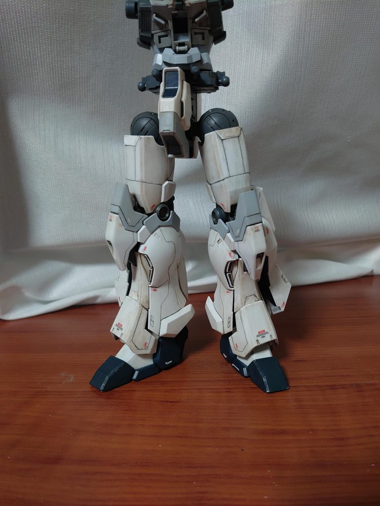 コツコツとスジ彫りを…