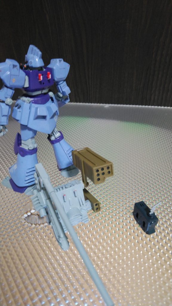 バックパックを取り外して間に追加のミッションパックをはさむ。