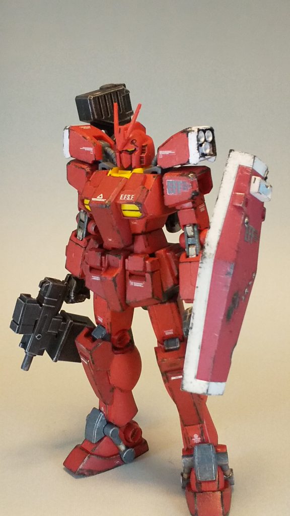 サブマシンガンはコトブキヤ製、シールドはジム寒冷地仕様から拝借。マシンガンと背中のバズーカはつや消し黒をスプレーし、シルバーでドライブラシしました。