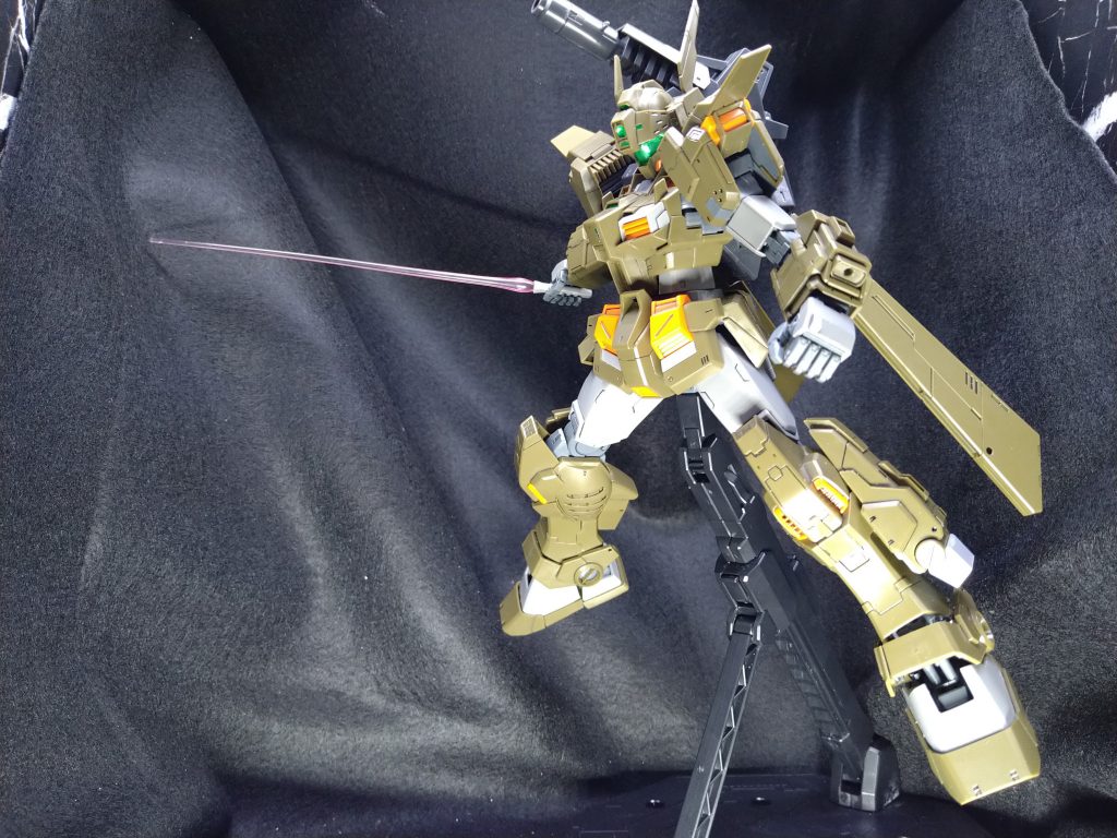 両腕に二つ、腰部に二つのビームサーベル装備