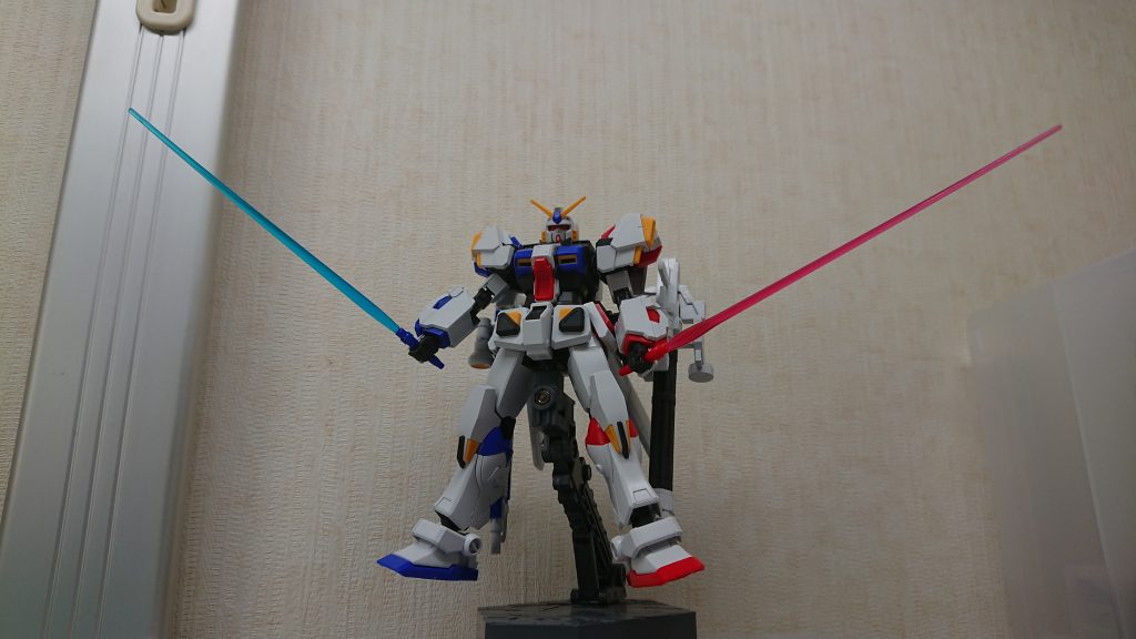 サーベルも色違いで