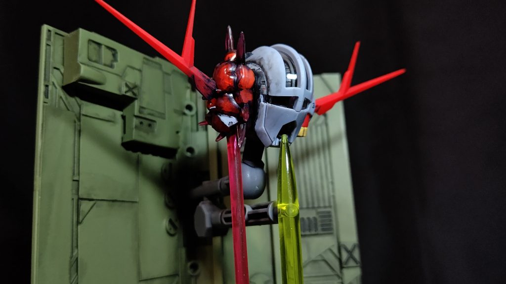 色々なアングルから。台座の上半分のメカニック部分はプラ板やジャンクパーツを使って作成。下半分は紙粘土を使って岩肌を再現しています。