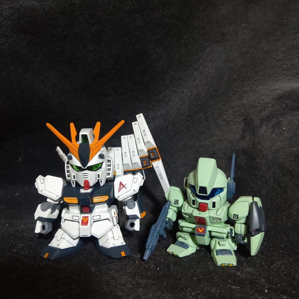 アル「ほんとーわねー」300円のニューガンダム 欲しかった過去に作った ジェガンと 並べると大きさ ずいぶん ちがうんだなぁー