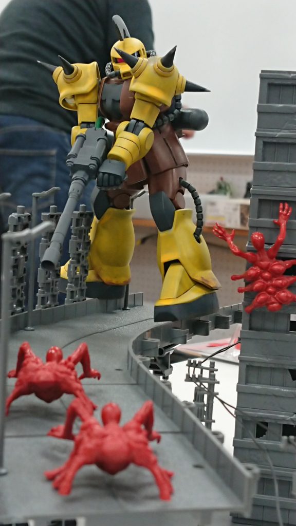 そして廃ビルのディスプレイベースと組み合わせて遊んでみています。