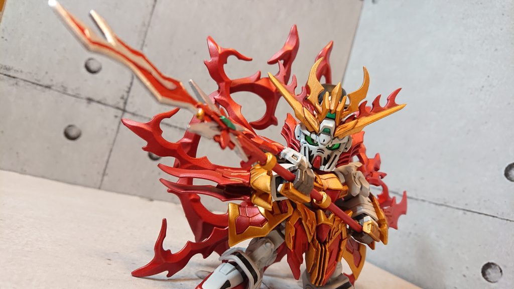 腕と足は號斗丸から貰ってきたのでそれなりに動きます。でも腕毛と背負い物がけっこう干渉します。蛇矛はランナーとかで延長しました。