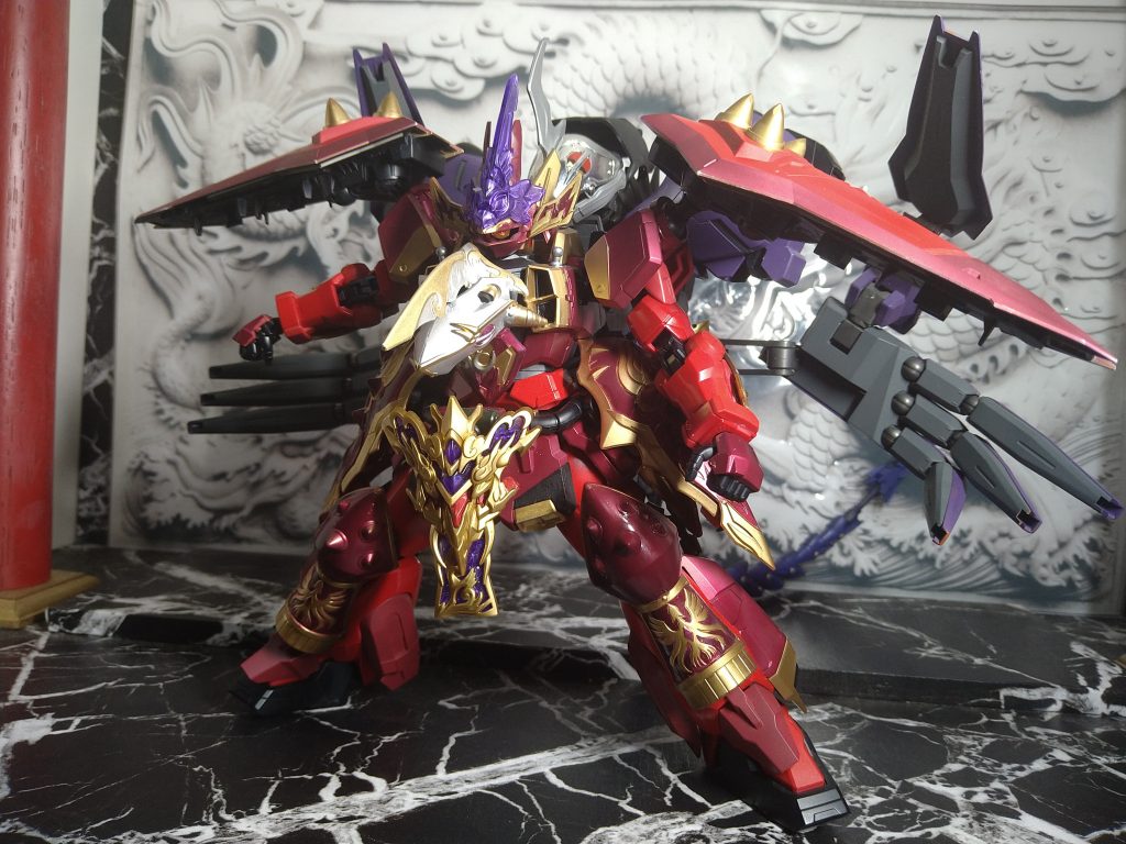 殺駆頭　朱に装着時、頭部兜を変更背面に自立型マニュピレーターで射撃攻撃可能