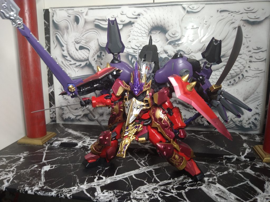 背面バックパックの隠し腕を展開する事で最大４つの武装可能