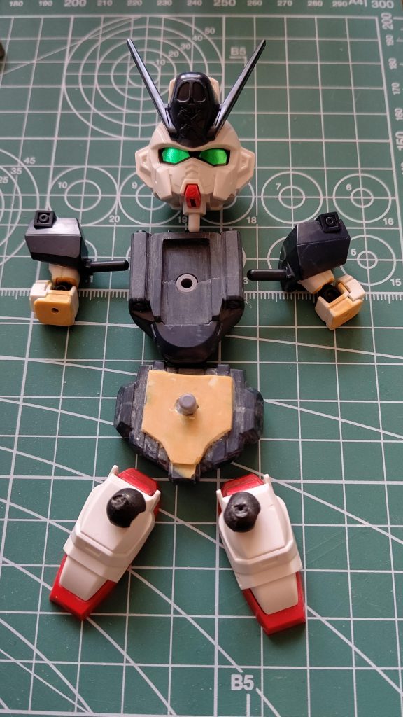 関節を追加したのは肘と腰、足の接続部になります方法はシンプルにプラノコで切断、エポパテで埋めてヤスリで成形といった感じです 肘と足の接続はボールジョイントを削ってサイズを合わせたものを、腰の関節にはSDのブルーディスティニーのパーツを拝借しています😔