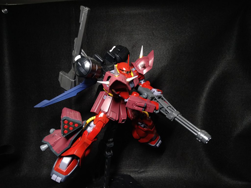 メイン武装のメガガトリング脚部にミサイルランチャー腰部にヒートソード背面にクレイモアバズを装備し、その他戦況に合わせオプション武装を装備