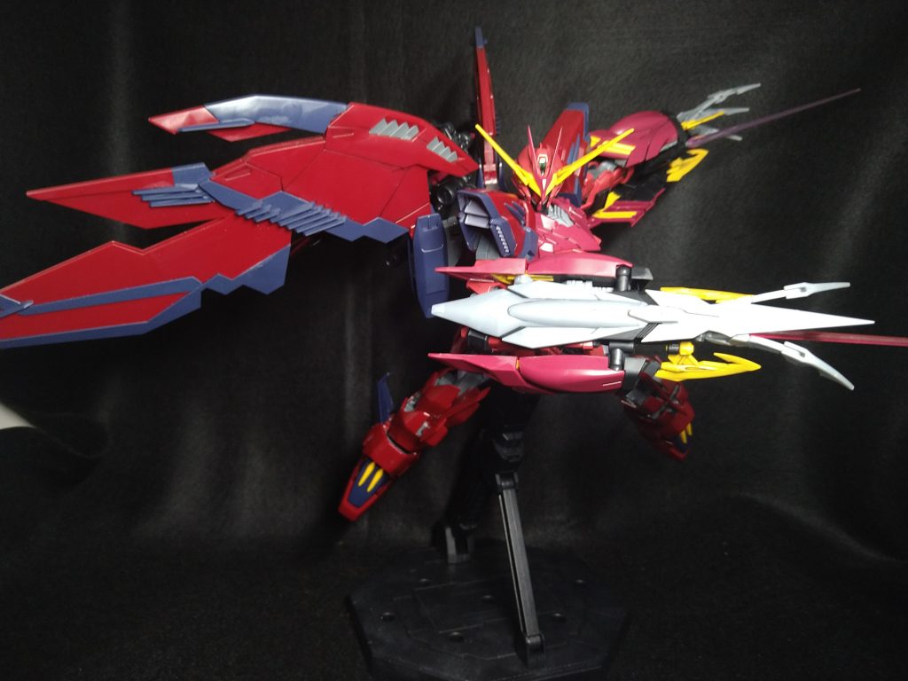 腕部の射撃兵装はビームサーベルを発生させ、近接戦にも対応可能