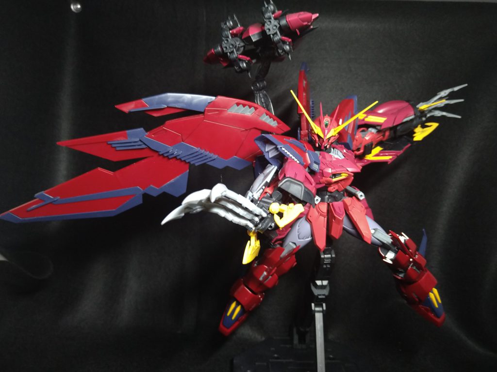 近接戦をメインとし、腕部・バックパック内蔵の射撃武器を使用することで遠距離攻撃を可能とする