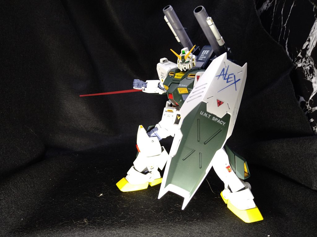 右腕のガトリングは廃止、ビームサーベル発生器に変更