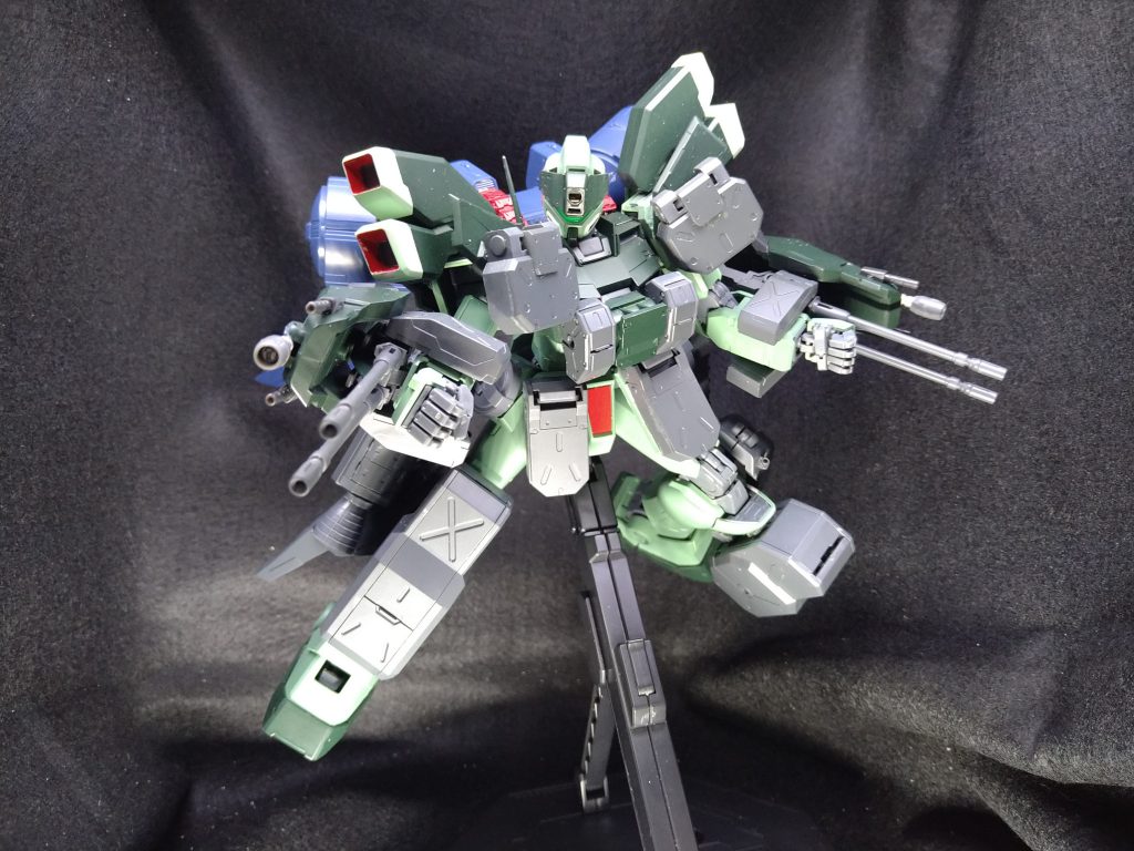 両腕部に固定砲を装備し、その上に外装装備をしている不要になると各パーツをパージ可能