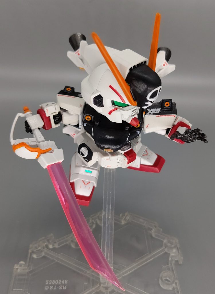 クロスボーンガンダムといえばビームザンバーHGのものだとさすがに長過ぎに感じたので先端を少し切り取って短縮しています左手はHGのジムの平手をいただきました