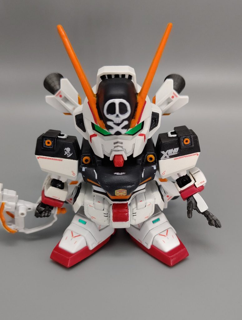 正面、白部分だけセイラマスオカラーのマスオホワイトをエアブラシで塗装他の部分はアクリジョンによる筆塗りとなっています最後にデカールやラピーテープを貼り付け、艶消しでコーティングしています