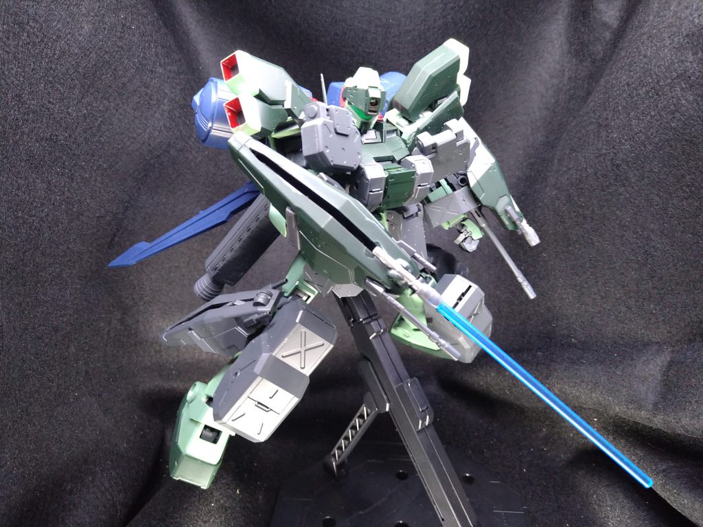 近接専用に腰部にビームサーベル２本緊急対応ように両腕部に固定ビームサーベル2つ装備