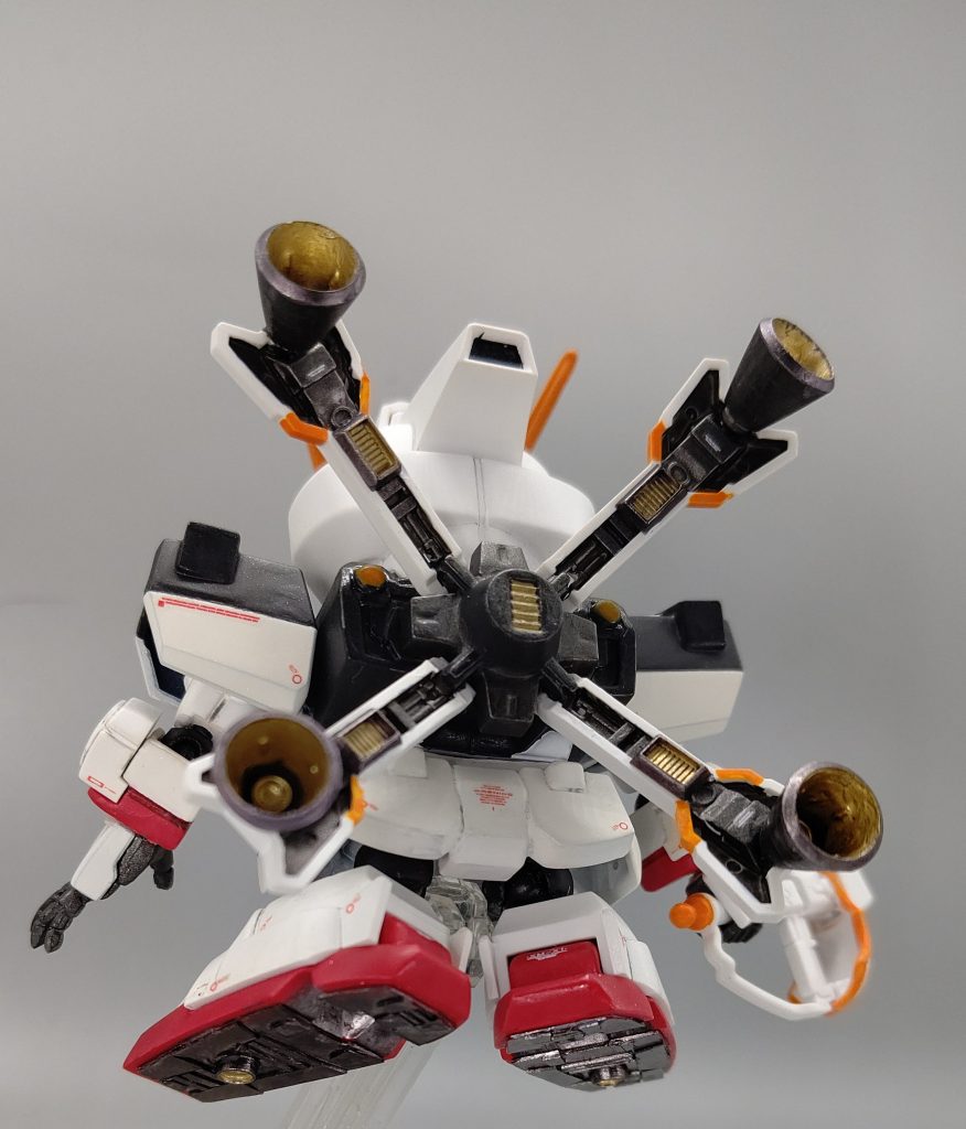 背面、背中のブースターがボリューム不足で寂しく感じた為、少し大きめのブースターに変更していますまた足の裏もプラ板を適当に切り分けて貼り付け、それっぽく見えるようにしてあります一応HGのヒートダガーも取り付けられます