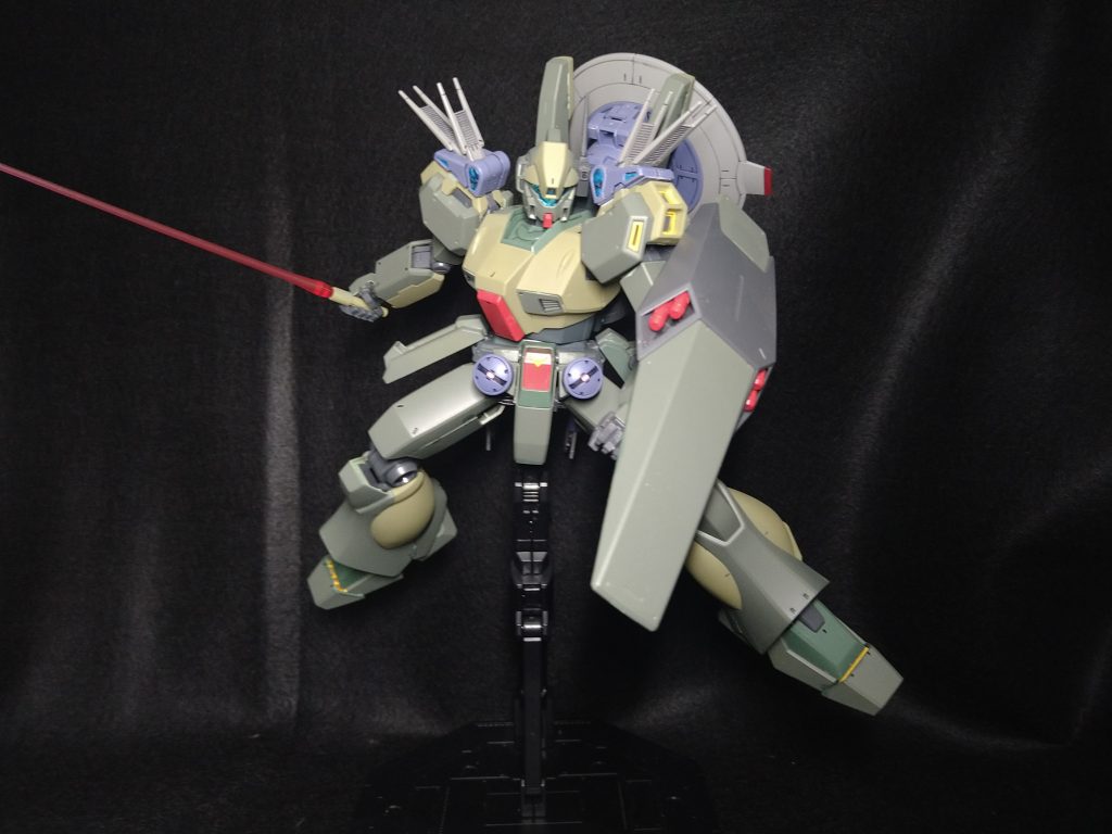 少ない常備携行武装はビームサーベル×1とシールドミサイル、腰部ミサイルのみとなる