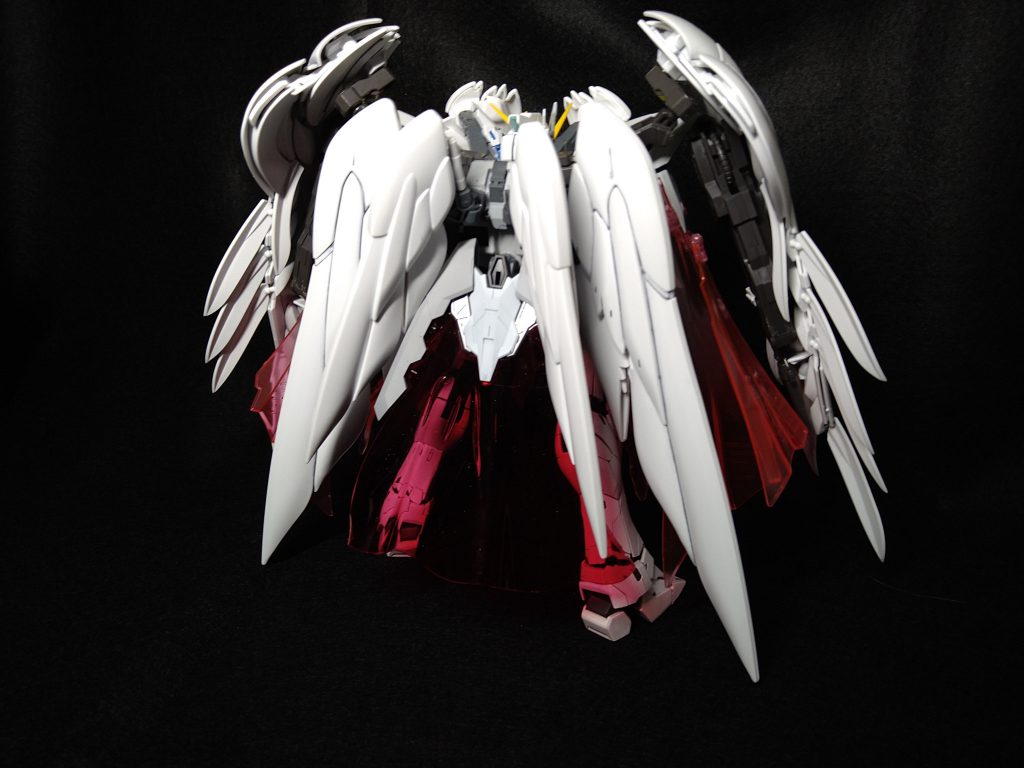 背面バックパックにウィングスラスターを２基追加することで機動力を上げ、背面にもビームマントを展開することで防御力向上