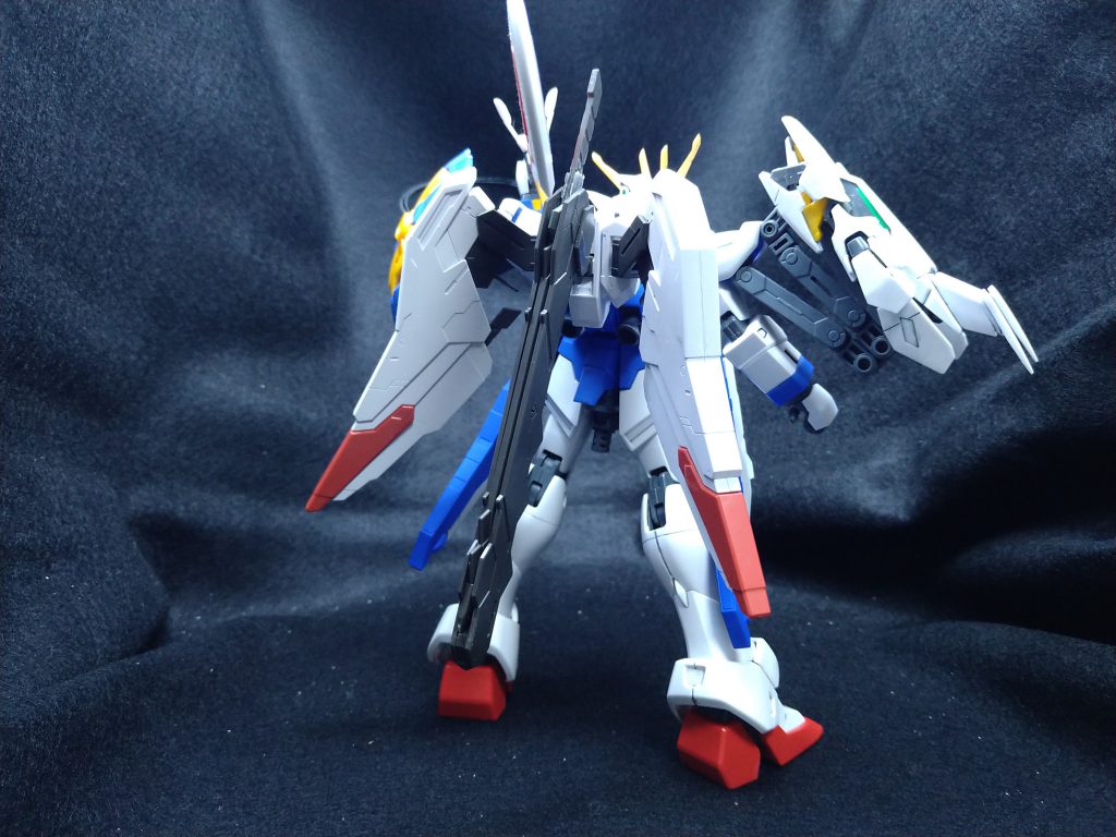 後ウィングスラスター装備により宇宙空間の機動力を得る