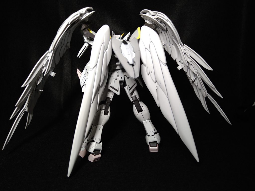 ノーマル背面両肩と腰側面、背面にビームマント発生器を追加装備