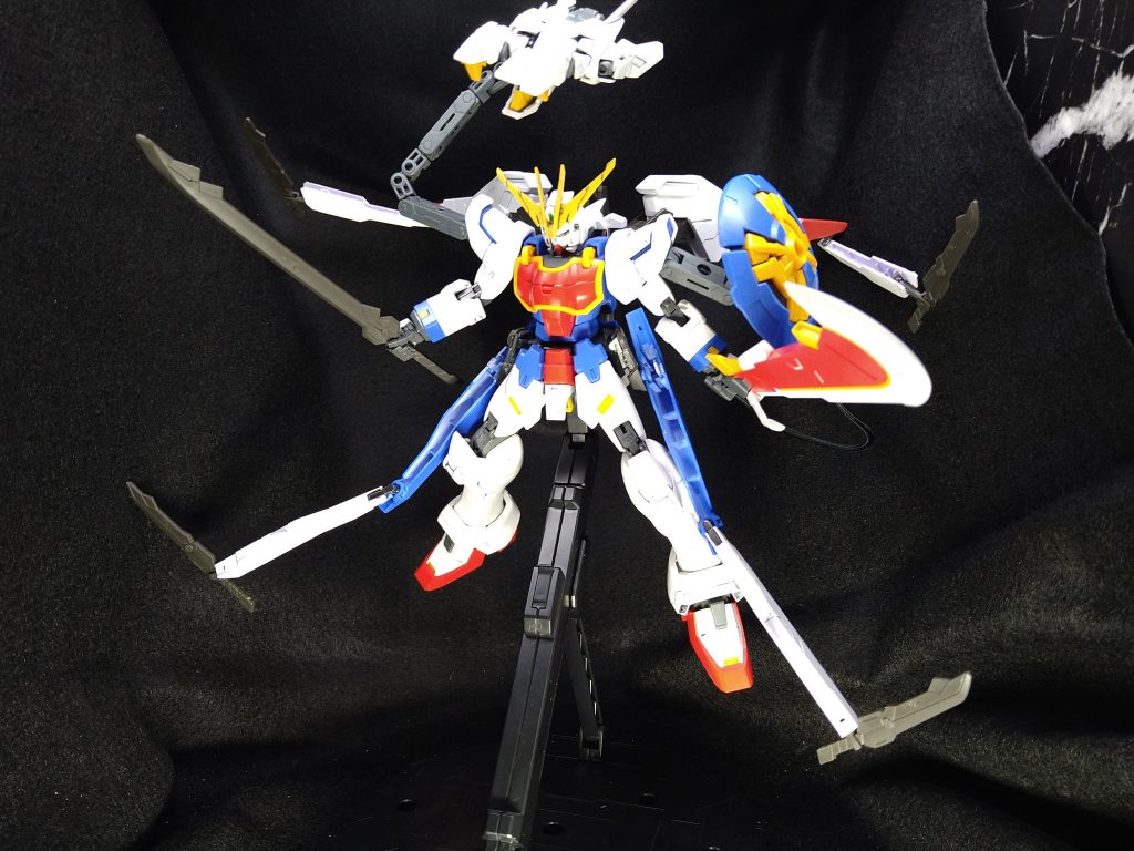 前兵装展開形態背部、腰部の隠しアーム合わせ６本の近接武装とドラゴンファングによる波状攻撃をする