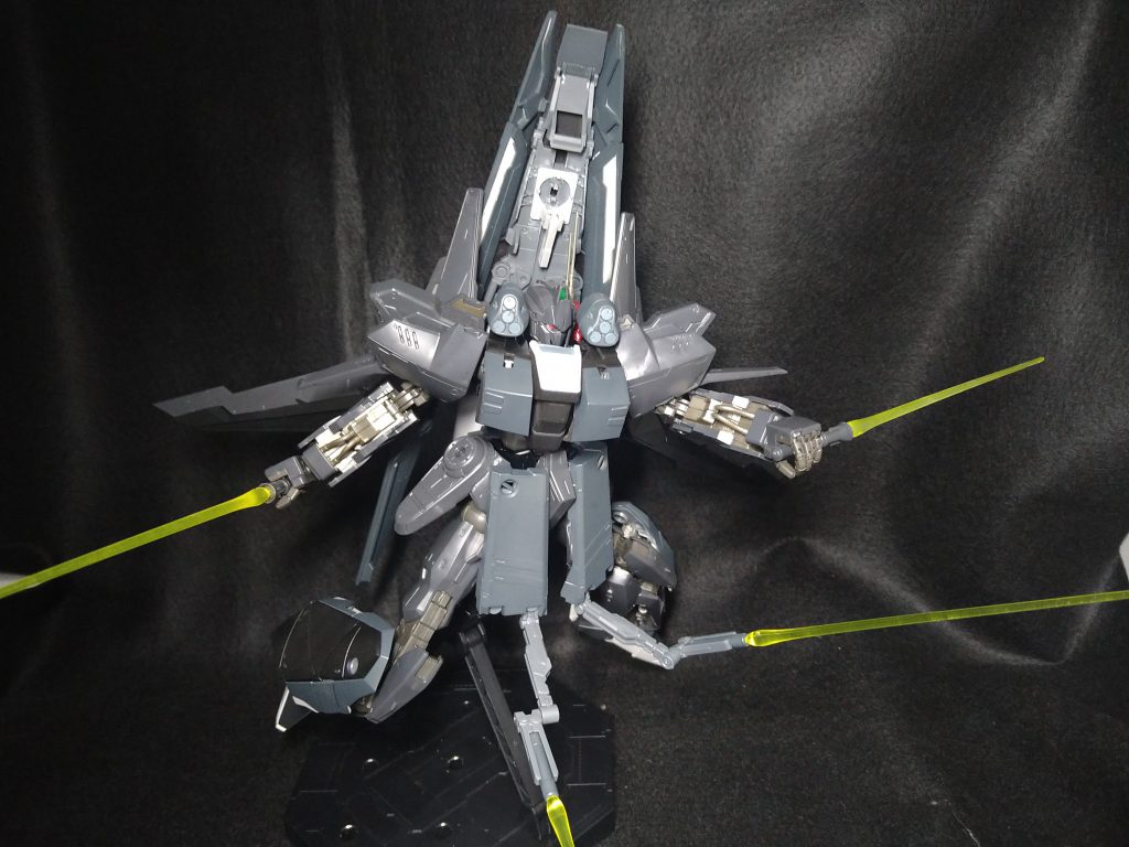 隠し腕を展開する事でサーベル×4装備