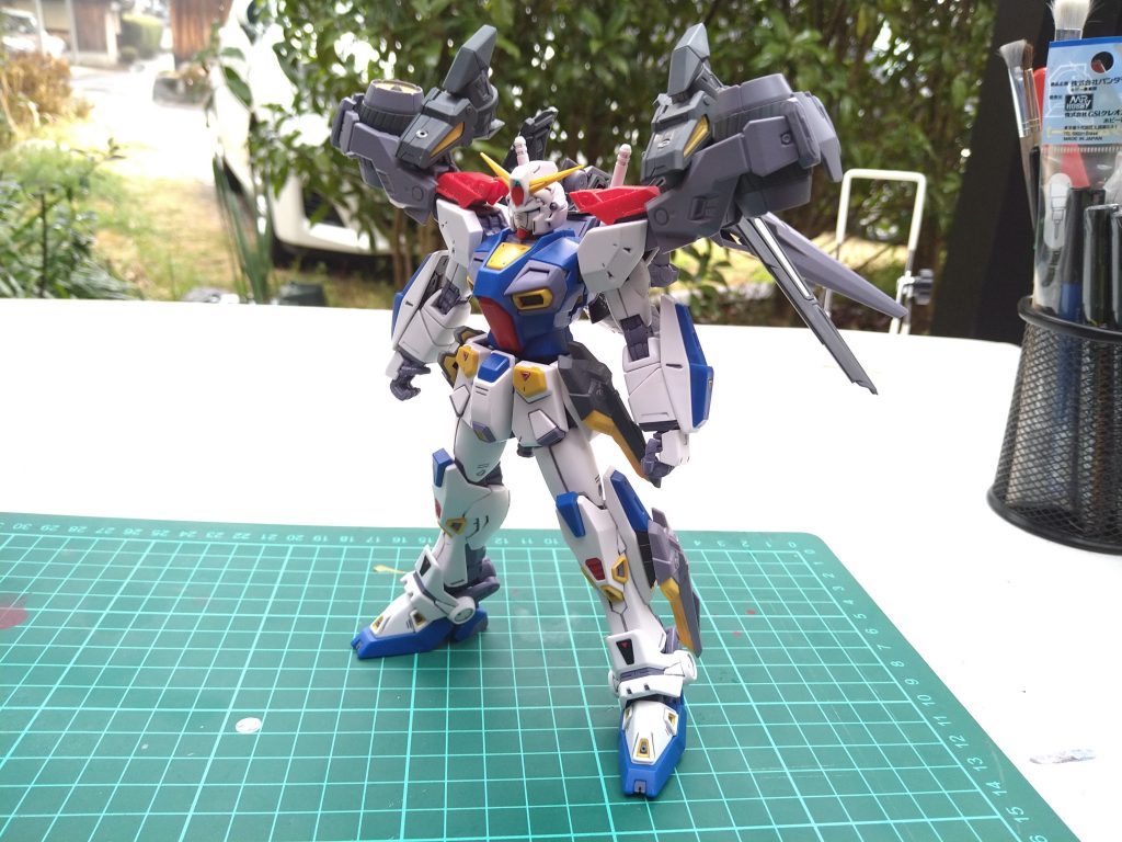 仮組本体のF90は元々完成したものを使用あくまで脱着式の追加ユニットがメインの作成なので装着後に各関節を動かした時にユニットがットが干渉しないように気を付けた