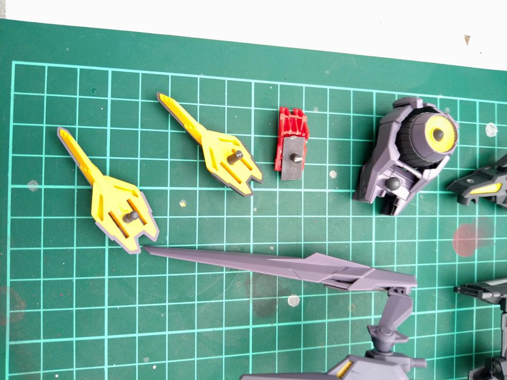 ハードポイントに合うようにピンバイスで穴をあけ、ランナーを切り接着剤で固定肩アーマーはビルドパーツの丸ジョイントでフレキシブ稼働するようにした